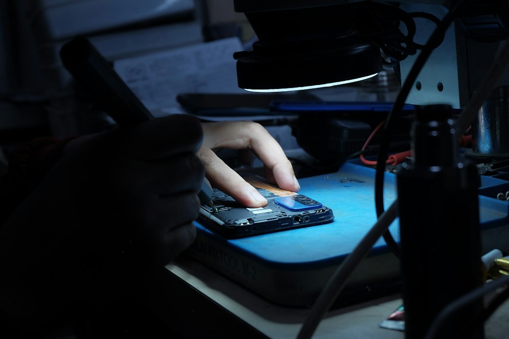 Revisión de un panel bajo lupa con luz azul