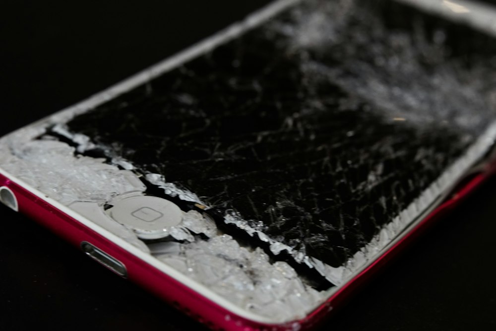 Primer plano de una pantalla de celular rota
