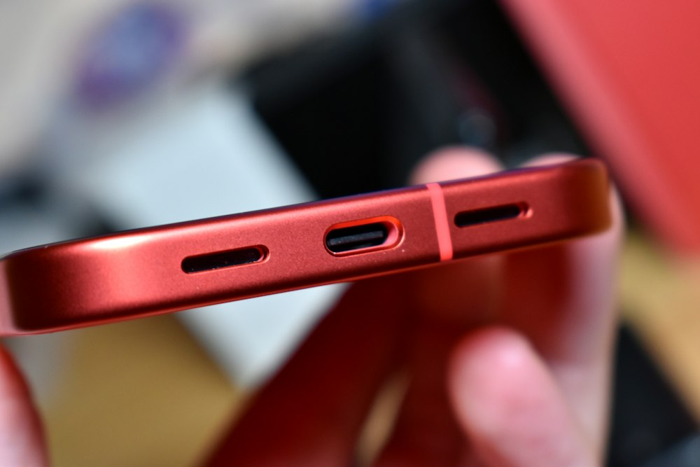 Conector de carga USB-C y parlantes de un celular